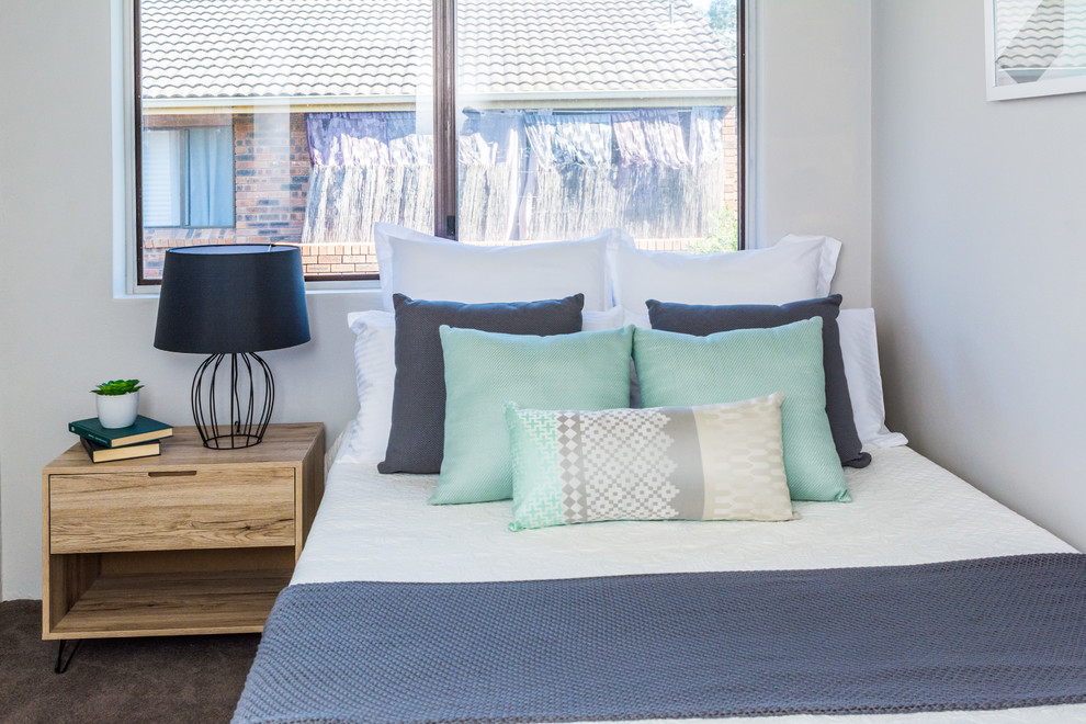 Kleines Modernes Gästezimmer ohne Kamin mit weißer Wandfarbe, Teppichboden und beigem Boden in Sydney