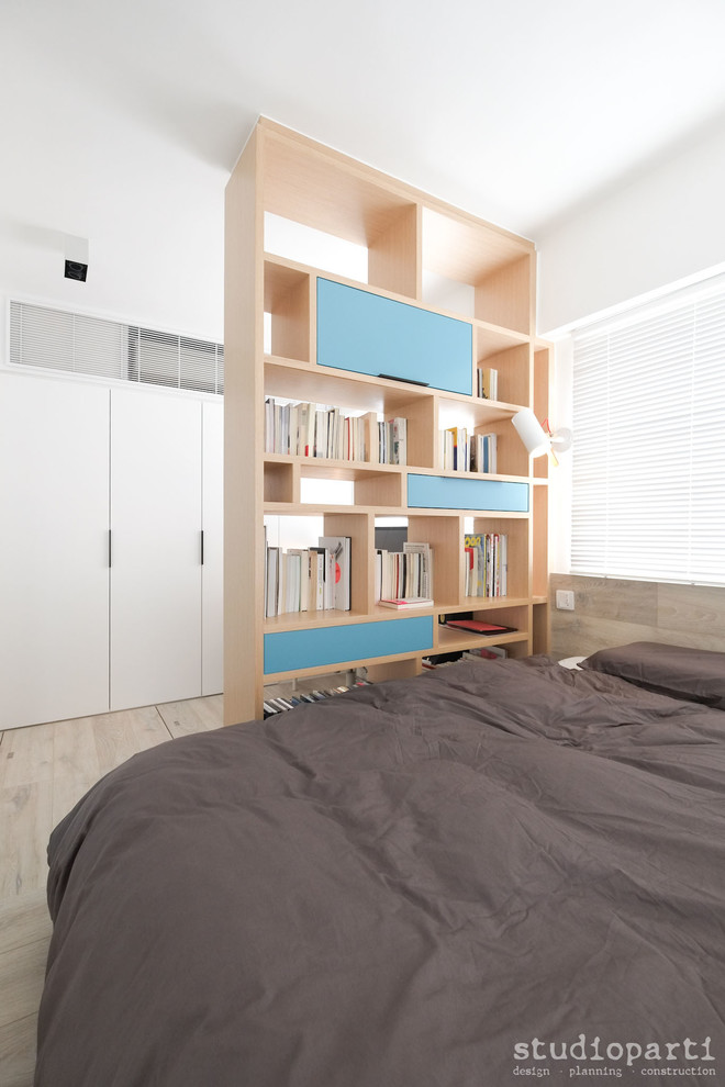 Diseño de dormitorio tipo loft actual pequeño con suelo de madera clara