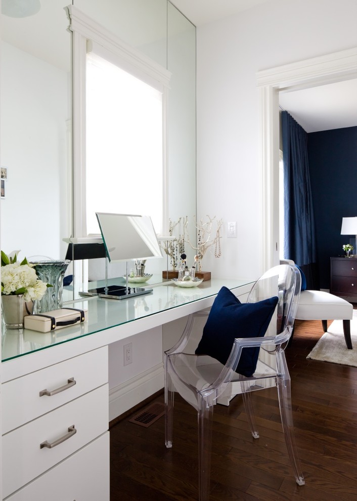 Свежая идея для дизайна: спальня в стиле неоклассика (современная классика) с белыми стенами и синими шторами - отличное фото интерьера