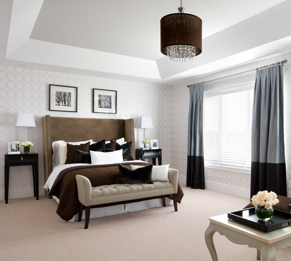 На фото: спальня в стиле неоклассика (современная классика) с серыми стенами, ковровым покрытием и бежевым полом с
