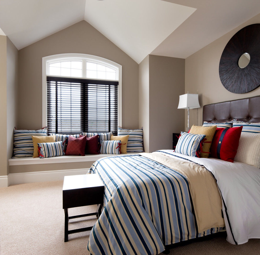 Стильный дизайн: спальня в стиле неоклассика (современная классика) с бежевыми стенами и ковровым покрытием - последний тренд
