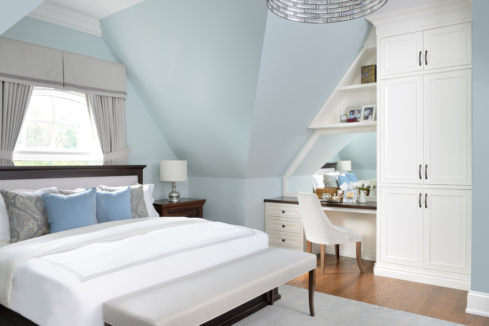 Mittelgroßes Klassisches Hauptschlafzimmer ohne Kamin mit blauer Wandfarbe, braunem Holzboden und braunem Boden in Toronto