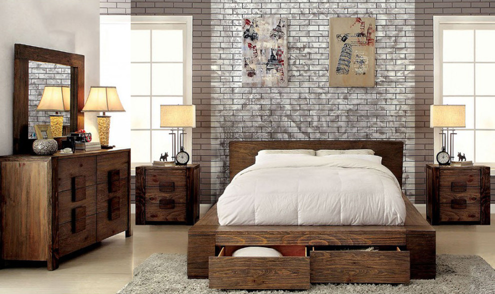 Großes Klassisches Schlafzimmer mit brauner Wandfarbe, Kaminofen und Kaminumrandung aus Holz in New York