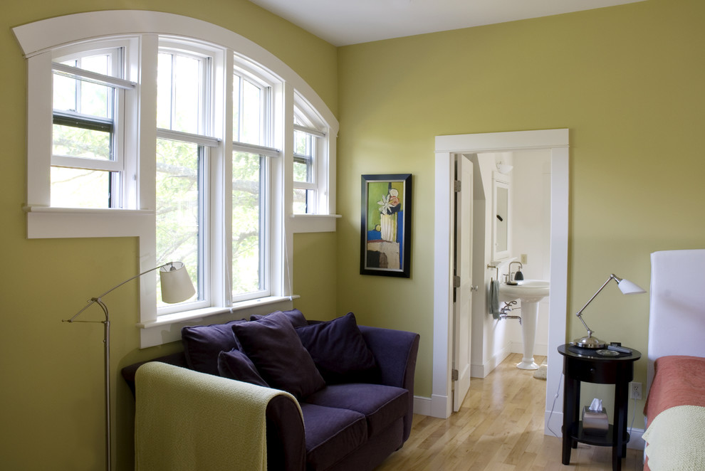 Foto de dormitorio principal tradicional grande con paredes verdes, suelo de madera clara, todas las chimeneas y marco de chimenea de piedra