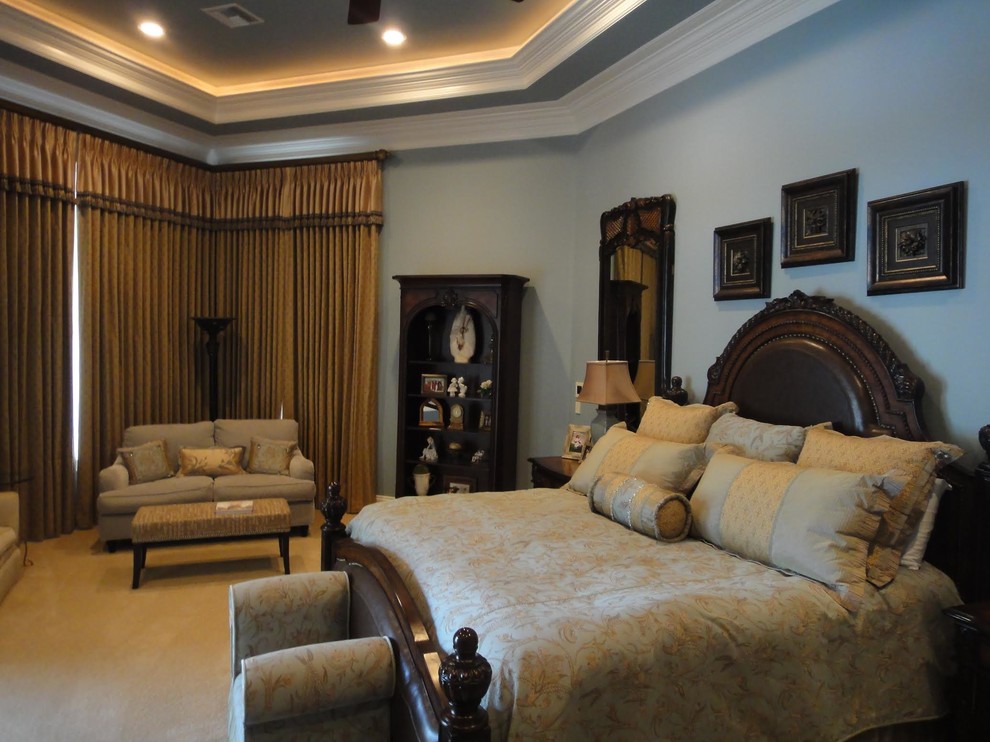 マイアミにある広いトラディショナルスタイルのおしゃれな主寝室 (青い壁、カーペット敷き、暖炉なし)