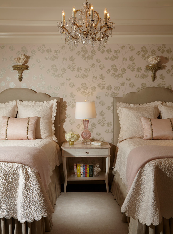 Идея дизайна: гостевая спальня (комната для гостей) с розовыми стенами и ковровым покрытием