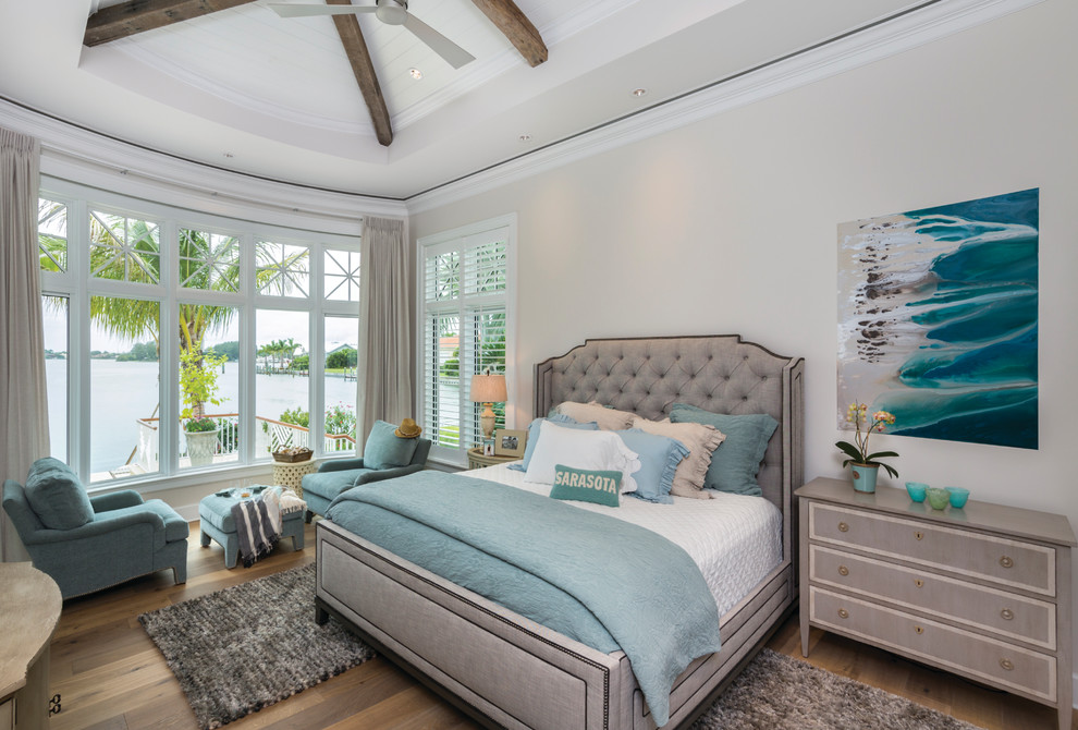 マイアミにあるトランジショナルスタイルのおしゃれな主寝室 (淡色無垢フローリング、グレーの壁)