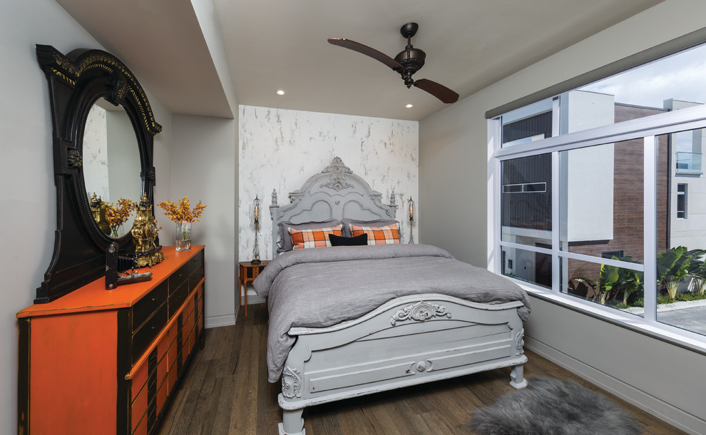 Ejemplo de dormitorio principal con paredes grises y suelo de madera oscura