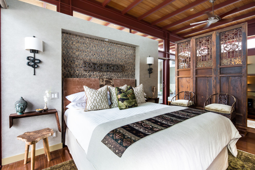 Ejemplo de dormitorio de estilo zen de tamaño medio con paredes grises y suelo de madera en tonos medios