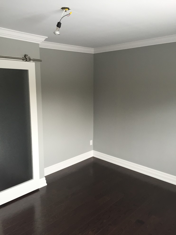 Foto di una camera matrimoniale minimal di medie dimensioni con pareti grigie, parquet scuro e pavimento marrone