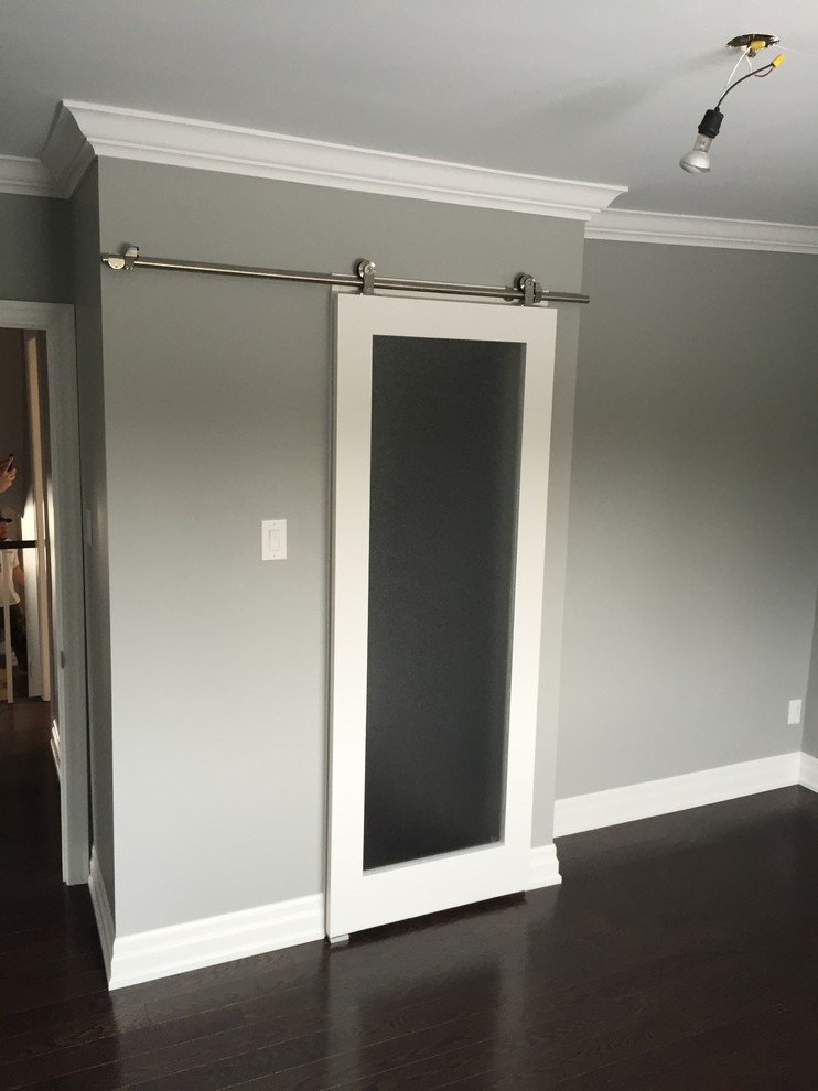 Immagine di una camera matrimoniale design di medie dimensioni con pareti grigie, parquet scuro e pavimento marrone
