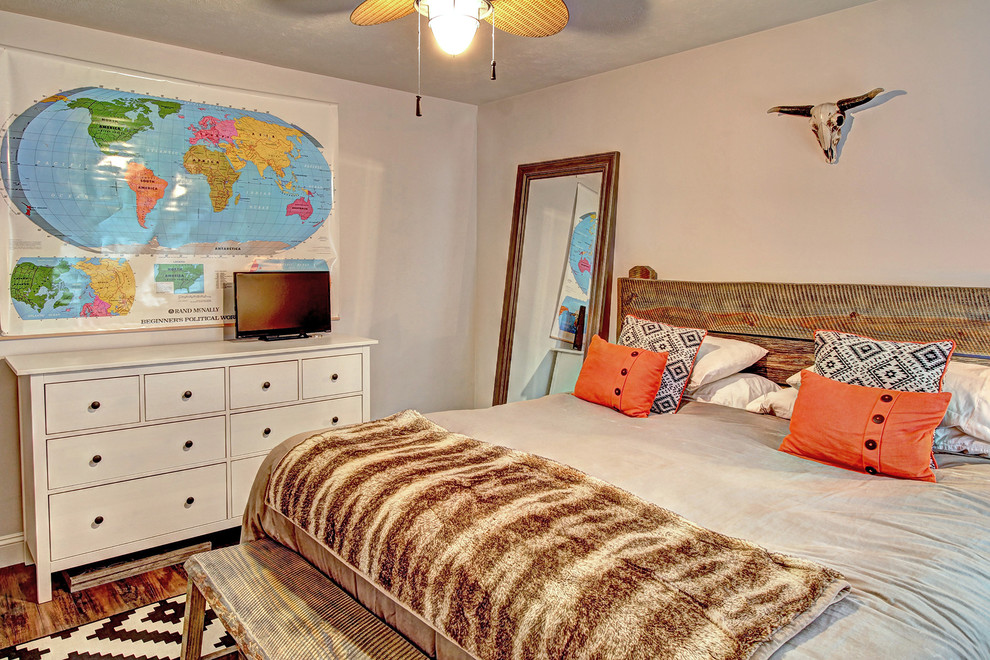 Kleines Uriges Hauptschlafzimmer ohne Kamin mit grauer Wandfarbe und Vinylboden in Sonstige