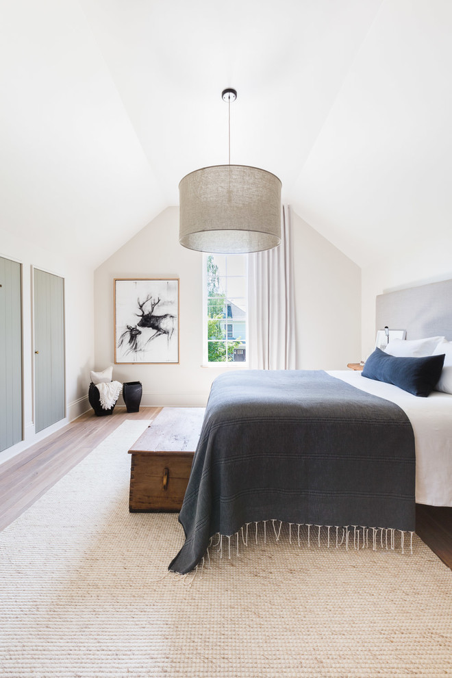 Landhaus Schlafzimmer mit weißer Wandfarbe, braunem Holzboden und braunem Boden in Portland