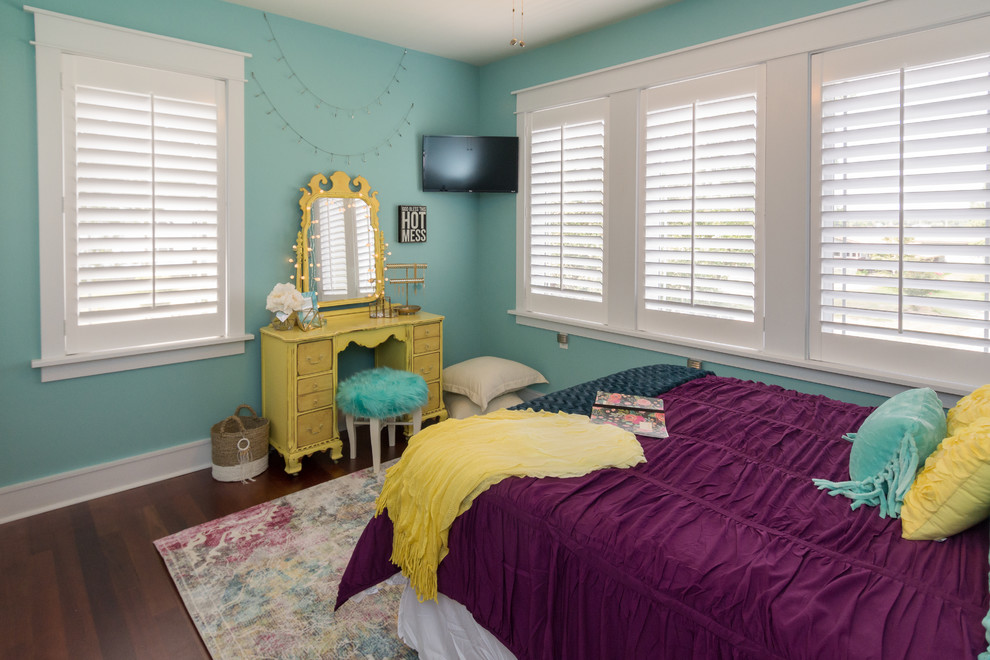 Mittelgroßes Stilmix Schlafzimmer mit blauer Wandfarbe, braunem Holzboden und braunem Boden in Sonstige