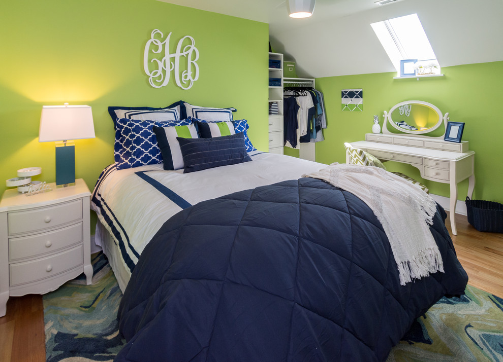 Mittelgroßes Modernes Schlafzimmer mit grüner Wandfarbe, hellem Holzboden und braunem Boden in Sonstige