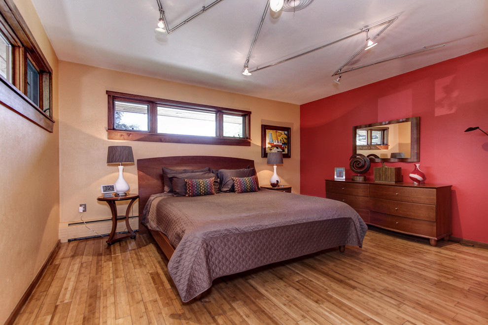 На фото: большая хозяйская спальня в современном стиле с бежевыми стенами, светлым паркетным полом и коричневым полом без камина с