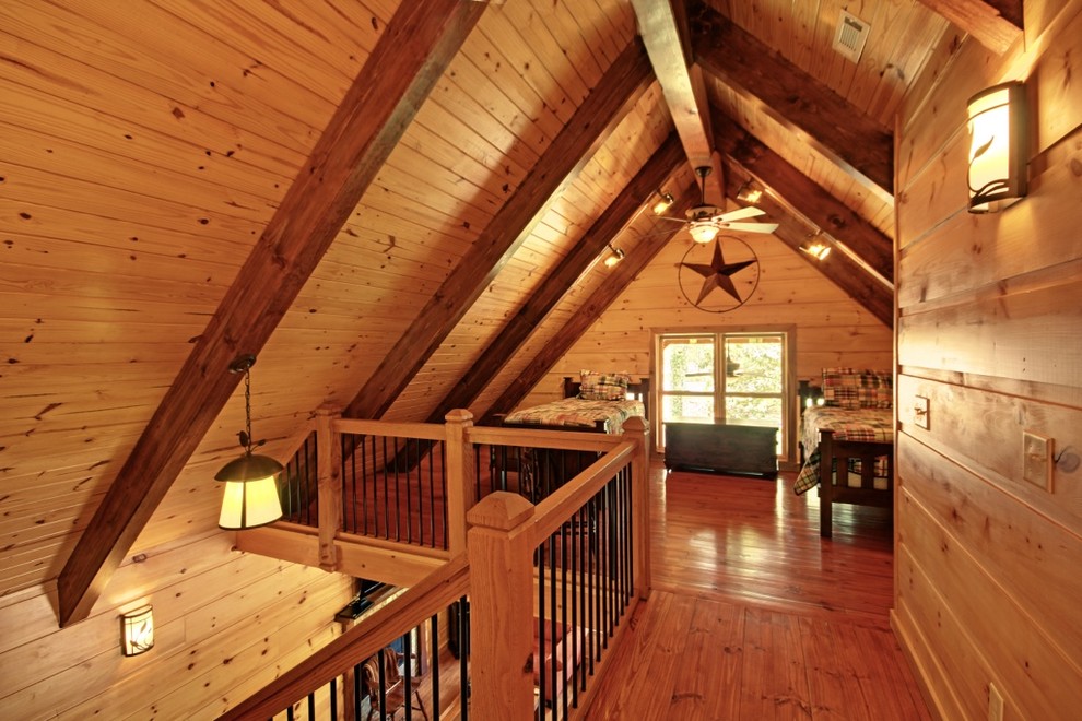 Mittelgroßes Stilmix Schlafzimmer ohne Kamin, im Loft-Style mit brauner Wandfarbe und braunem Holzboden in Sonstige