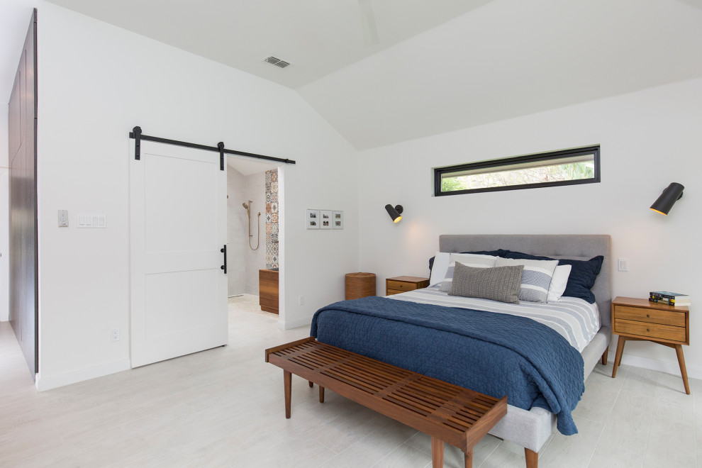 Foto di una camera matrimoniale design di medie dimensioni con pareti bianche, pavimento in gres porcellanato, pavimento bianco e soffitto a volta