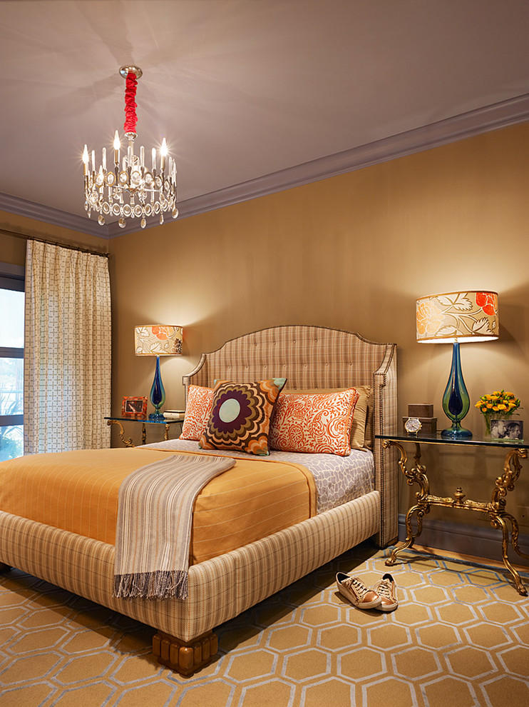 Стильный дизайн: спальня в викторианском стиле с бежевыми стенами - последний тренд