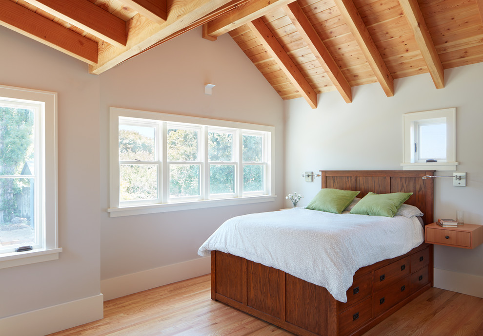 Aménagement d'une chambre classique avec un mur gris, un sol en bois brun et un sol marron.