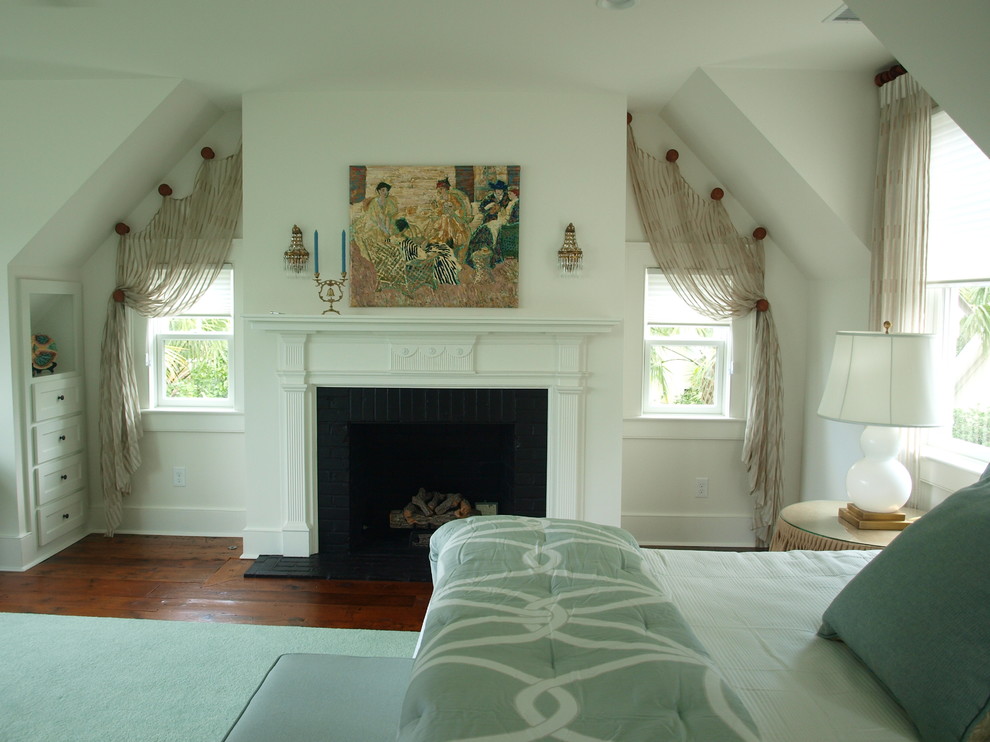 Ejemplo de habitación de invitados clásica renovada extra grande con paredes blancas, suelo de madera oscura, todas las chimeneas y marco de chimenea de madera