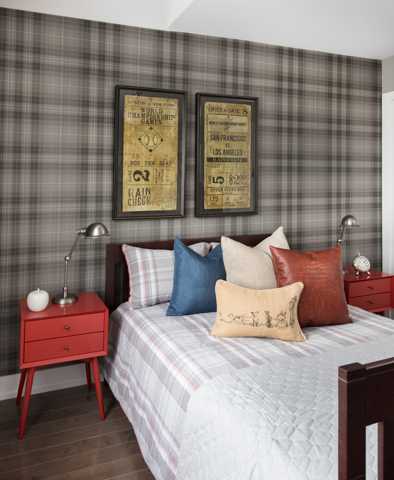 Foto de dormitorio clásico renovado con paredes grises, suelo de madera oscura y suelo marrón