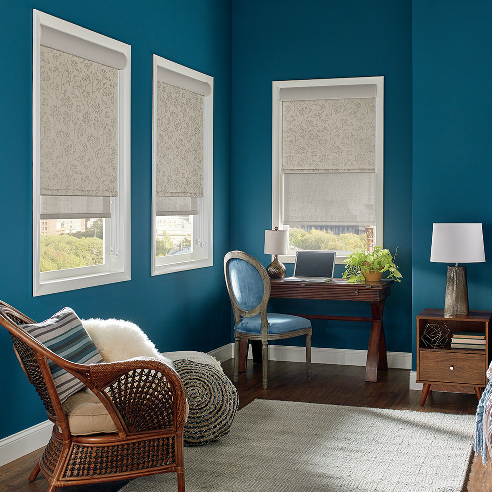 Großes Shabby-Look Hauptschlafzimmer ohne Kamin mit blauer Wandfarbe, dunklem Holzboden und braunem Boden in Chicago