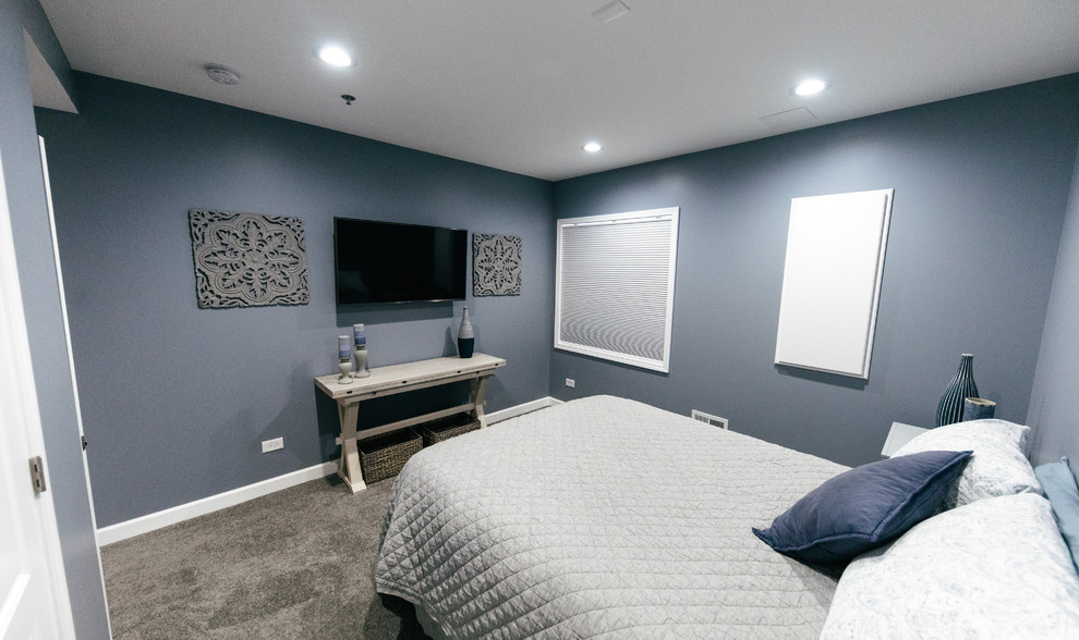 Стильный дизайн: гостевая спальня среднего размера, (комната для гостей) в стиле неоклассика (современная классика) с серыми стенами, ковровым покрытием и серым полом без камина - последний тренд