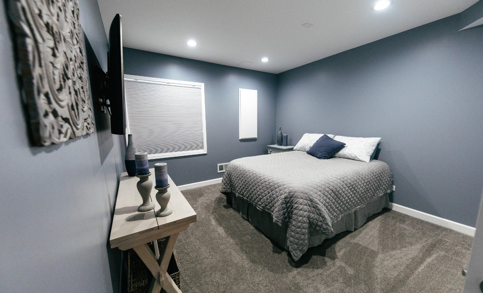 На фото: гостевая спальня среднего размера, (комната для гостей) в стиле неоклассика (современная классика) с серыми стенами, ковровым покрытием и бежевым полом без камина