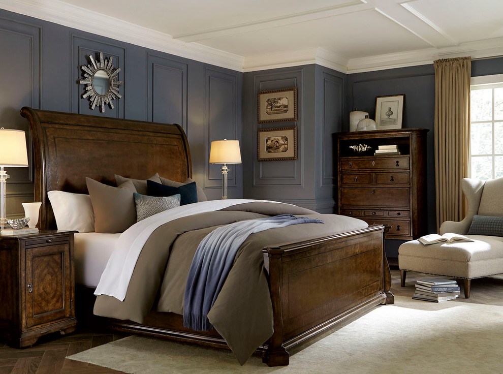 Imagen de dormitorio principal clásico sin chimenea con paredes azules y suelo de madera oscura