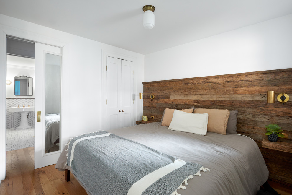 ニューヨークにあるトランジショナルスタイルのおしゃれな寝室 (白い壁、淡色無垢フローリング)