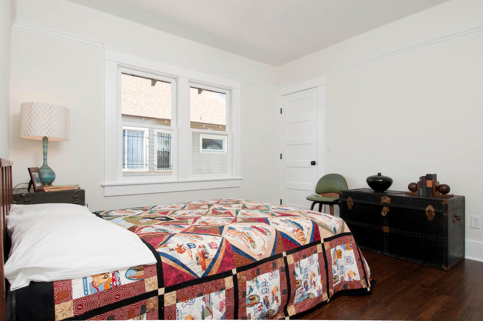 Imagen de habitación de invitados de estilo americano de tamaño medio con paredes blancas y suelo de madera oscura
