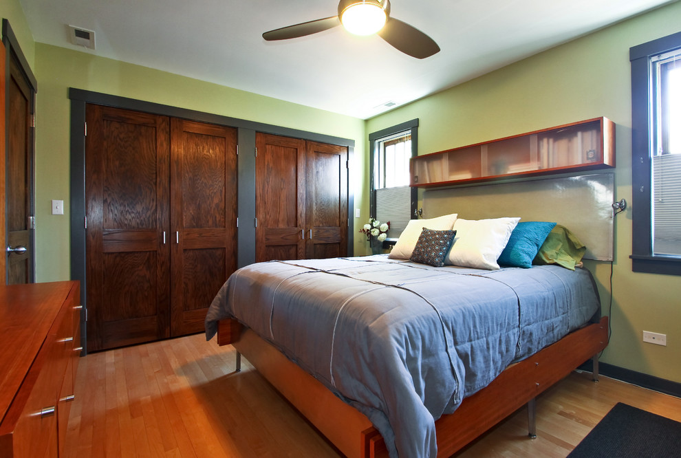Modelo de dormitorio principal tradicional renovado pequeño con paredes blancas