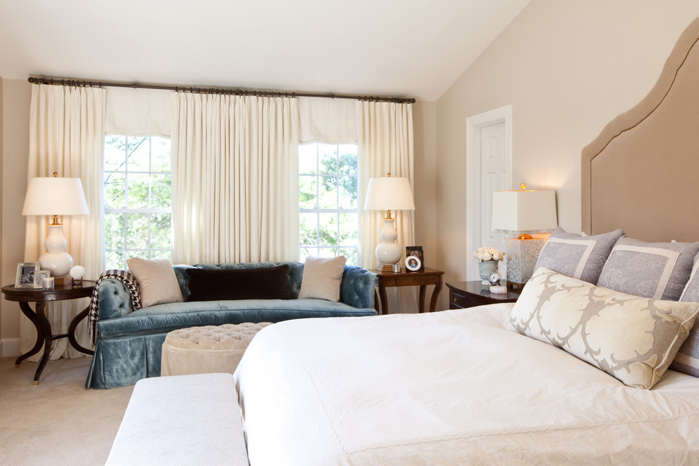 Klassisches Schlafzimmer mit beiger Wandfarbe und Teppichboden in Baltimore