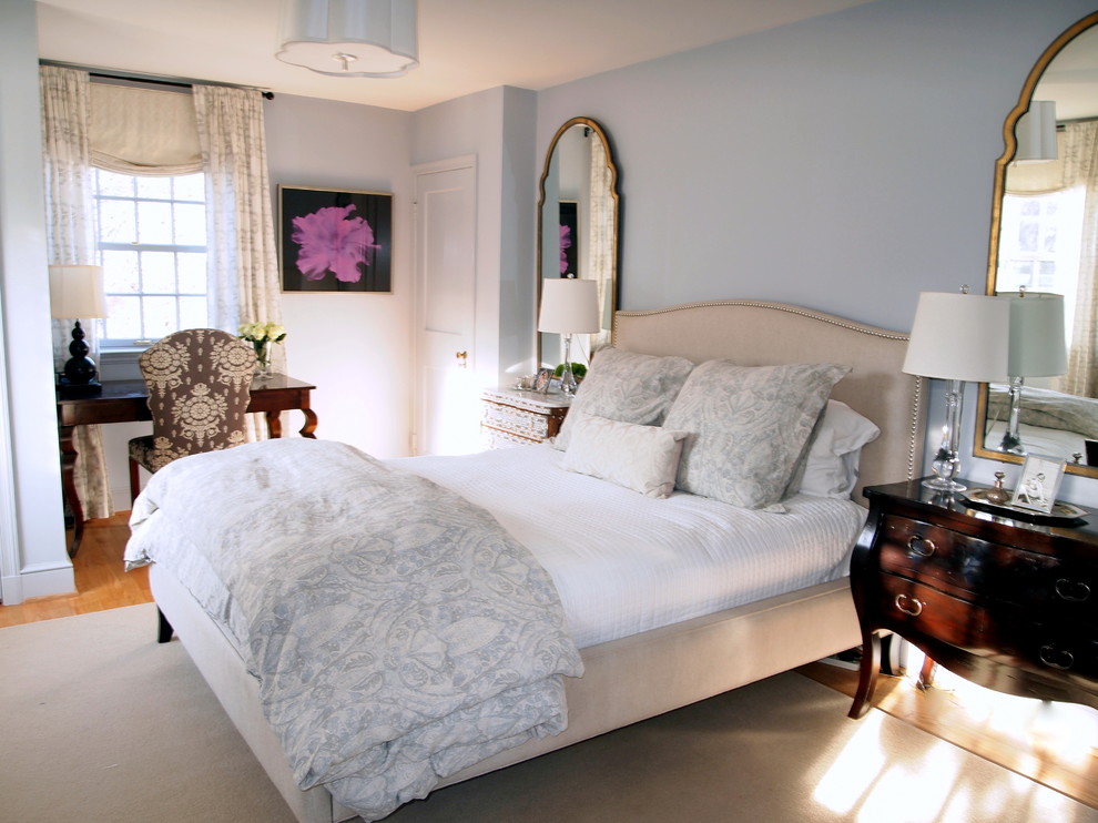 Ejemplo de dormitorio tradicional con paredes azules y con escritorio