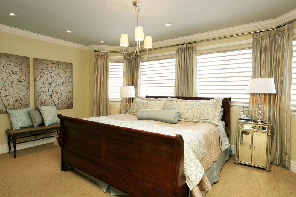На фото: хозяйская спальня среднего размера в современном стиле с желтыми стенами и ковровым покрытием