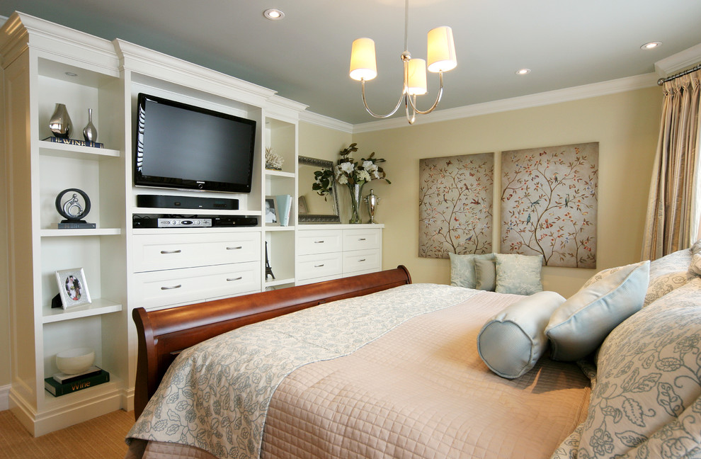 Стильный дизайн: хозяйская спальня среднего размера в современном стиле с желтыми стенами и ковровым покрытием - последний тренд