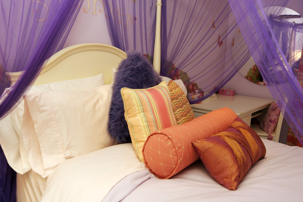 Foto di una camera da letto boho chic di medie dimensioni con parquet scuro e pareti viola