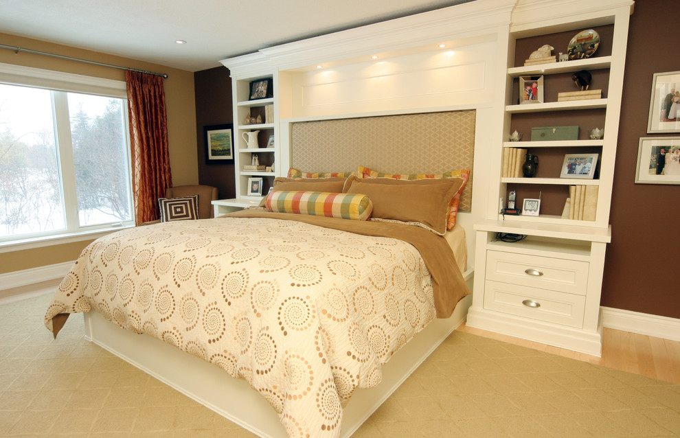 Exemple d'une chambre tendance de taille moyenne avec un mur marron.