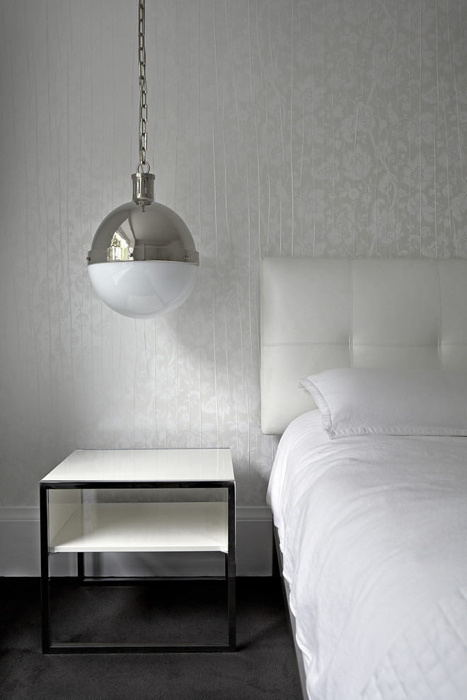 Стильный дизайн: спальня в стиле модернизм с разноцветными стенами и ковровым покрытием - последний тренд