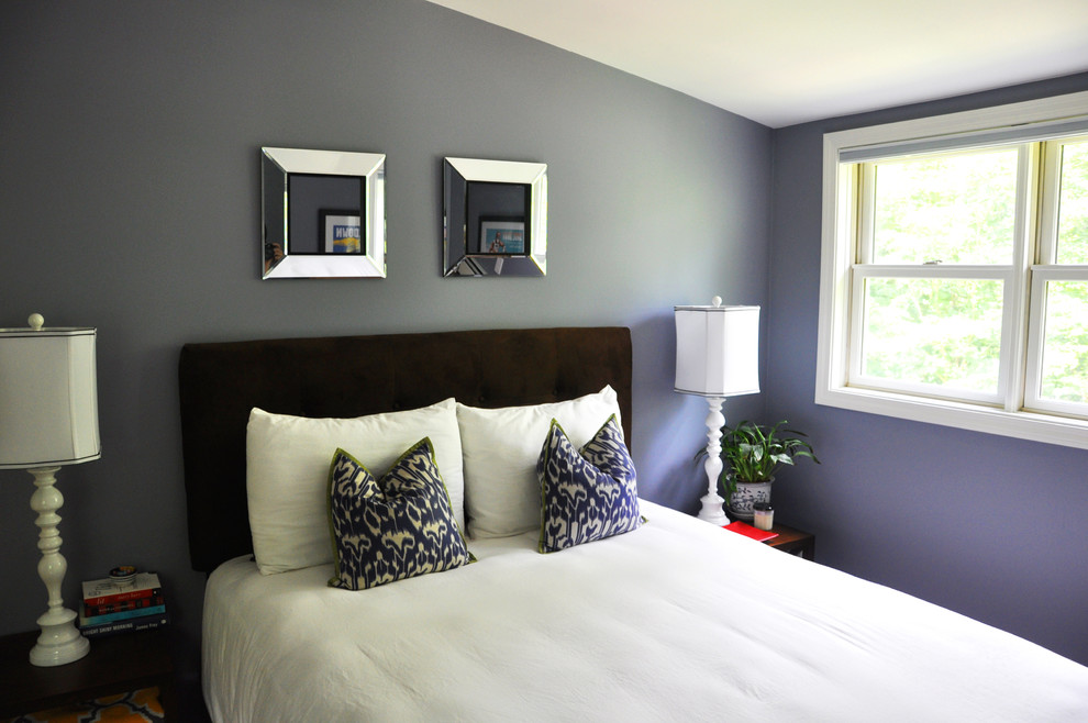Idées déco pour une petite chambre d'amis classique avec un mur bleu et parquet clair.