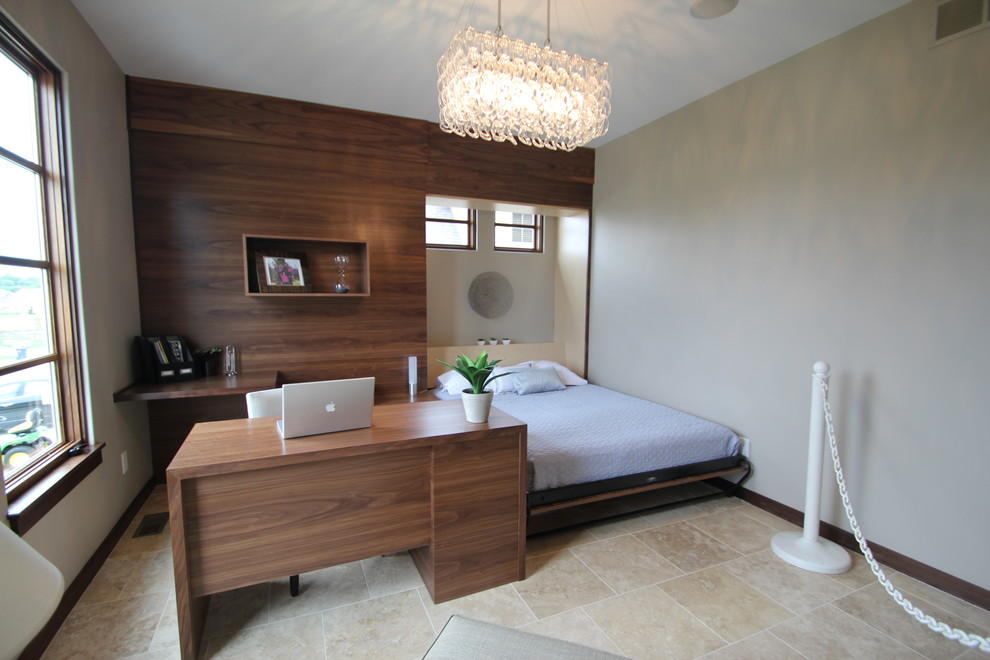 シーダーラピッズにあるコンテンポラリースタイルのおしゃれな客用寝室 (トラバーチンの床、アクセントウォール) のインテリア