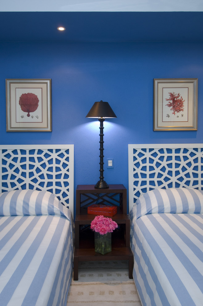 他の地域にあるトロピカルスタイルのおしゃれな寝室 (青い壁) のレイアウト