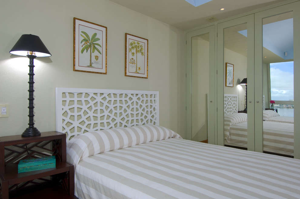 Идея дизайна: спальня в морском стиле с бежевыми стенами