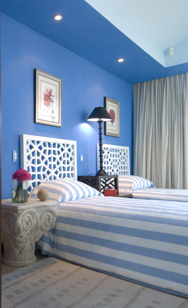 Idéer för ett exotiskt sovrum, med blå väggar