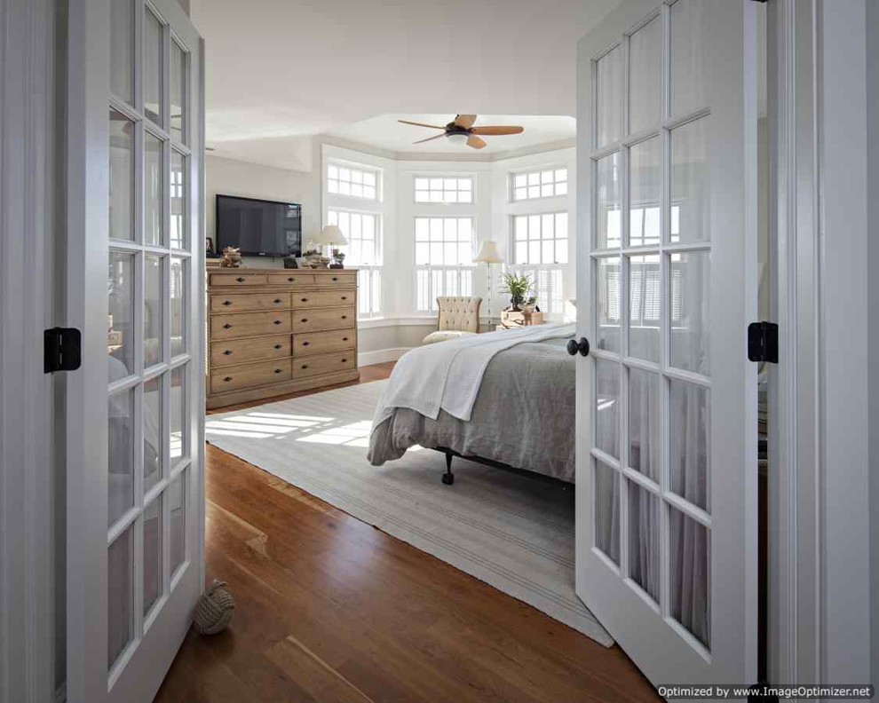 Стильный дизайн: хозяйская спальня среднего размера в морском стиле с паркетным полом среднего тона - последний тренд