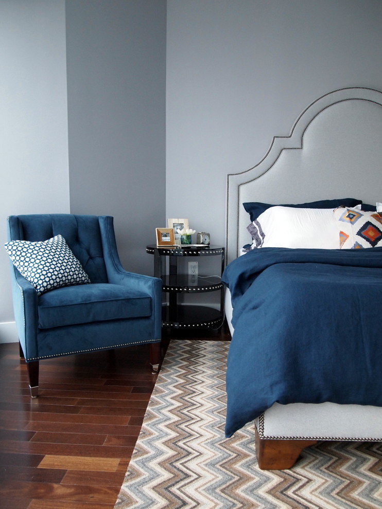 На фото: спальня в стиле неоклассика (современная классика) с синими стенами