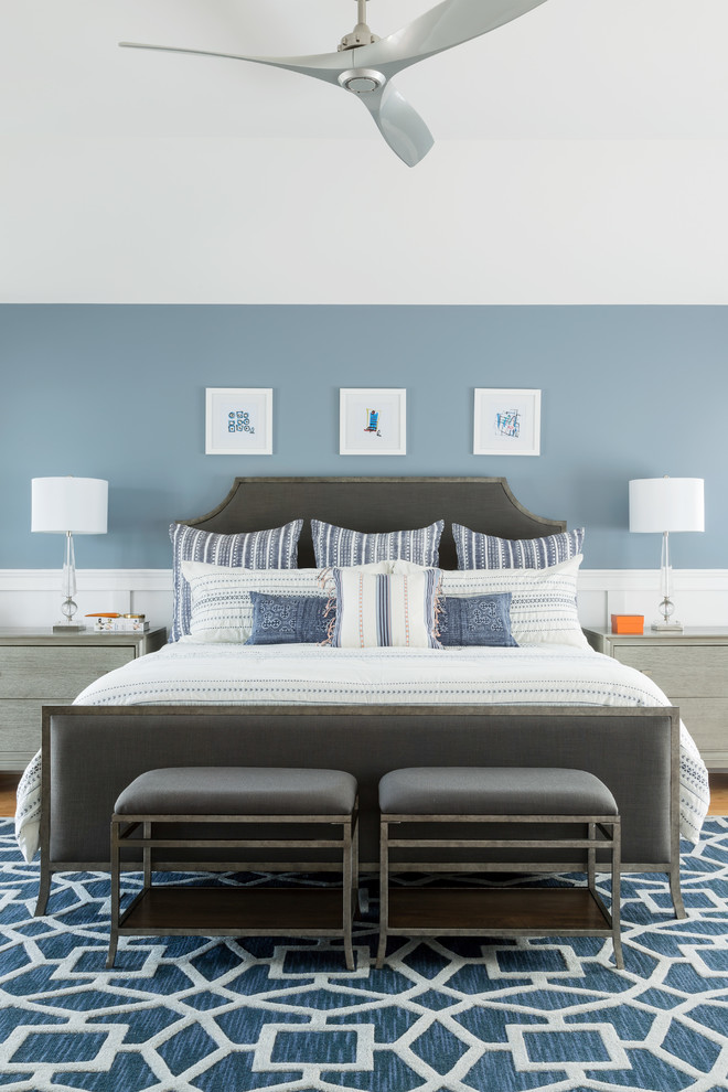 Aménagement d'une chambre parentale bord de mer avec un mur bleu et un sol bleu.
