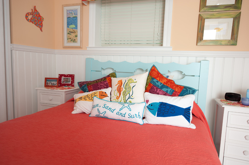 Стильный дизайн: маленькая гостевая спальня (комната для гостей) в морском стиле с оранжевыми стенами для на участке и в саду - последний тренд