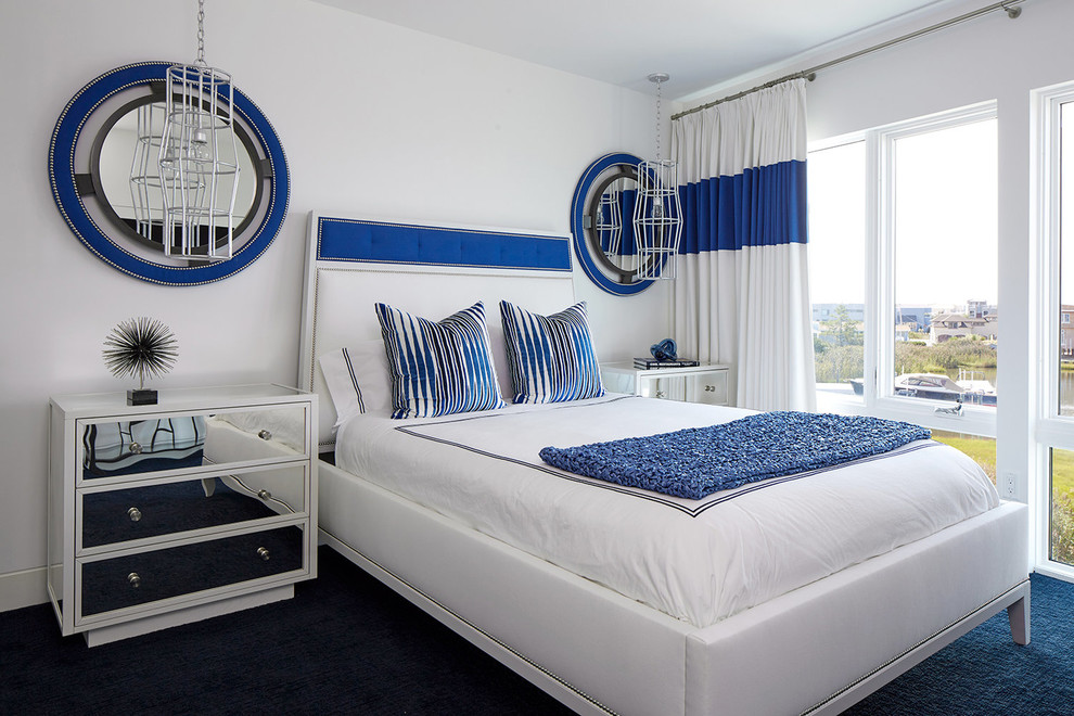 ニューヨークにあるビーチスタイルのおしゃれな寝室 (白い壁、カーペット敷き、青い床) のインテリア